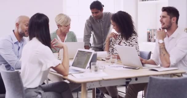 Співпраця Зустріч Планування Бізнесменами Залі Обговорення Стратегії Ноутбук Різноманітність Порядок — стокове відео