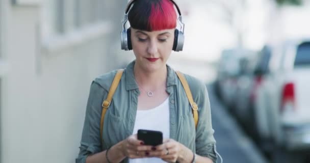 Headphone Mengetik Dan Wanita Kota Untuk Komunikasi Dan Sms Pesan — Stok Video