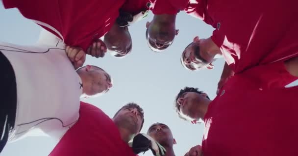 Zespół Piłkarze Gromadzić Się Rąk Chłopców Błękitne Niebo Niskim Kątem — Wideo stockowe