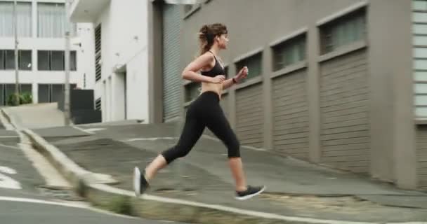 カーディオ フィットネスと女性は ストリートで走っています 都市や高速で道路 健康のための運動 都市部のエネルギー トレーニング 女性ランナー 歩道でのマラソンのためのアウトドア — ストック動画