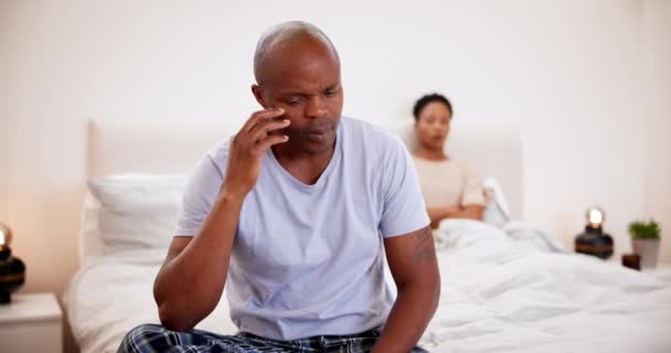 愤怒和黑人夫妇在卧室 争斗和婚姻冲突 问题或在家里离婚 非洲男人在床上 在失败和欺骗危机中 在悲伤或沮丧中的关系中感到沮丧 — 图库视频影像