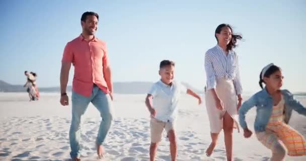 孩子和手牵着手散步 在海滩上或喜欢夏天在沙滩上跑步 母亲和儿童在海洋 海浪或大海中寻求照料 爱以及与自由 微笑或游戏的联系 — 图库视频影像
