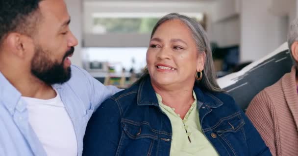 Man Senior Moeder Praten Met Lachen Bank Ontspannen Knuffelen Met — Stockvideo
