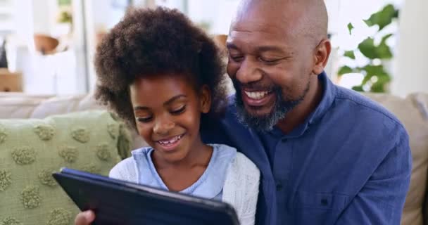 Apa Lánya Tabletta Vagy Nevetni Kanapén Játék Streaming Vagy Elearning — Stock videók