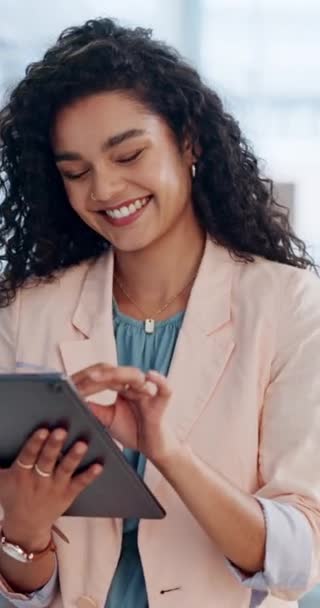 Bizneswoman Uśmiech Tablet Dla Mediów Społecznościowych Internet Lub Internet Post — Wideo stockowe