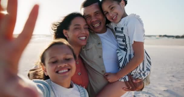 父母和海滩自拍 带着微笑 拥抱或关心贴在网上 带着爱的天性 在欢乐家庭 摄影或海上度假社交媒体中的父亲 母亲和女儿 — 图库视频影像