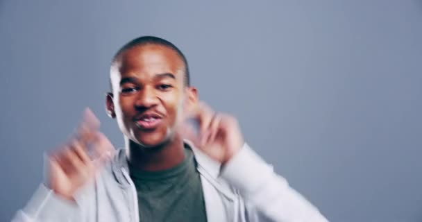 Yüz Dans Kutlama Ile Siyah Adam Gri Bir Stüdyo Arka — Stok video