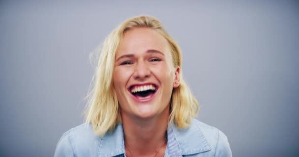 Αστείο Γυναίκα Και Γέλιο Στο Στούντιο Πρόσωπο Ευτυχίας Ελευθερίας Αντίδρασης — Αρχείο Βίντεο