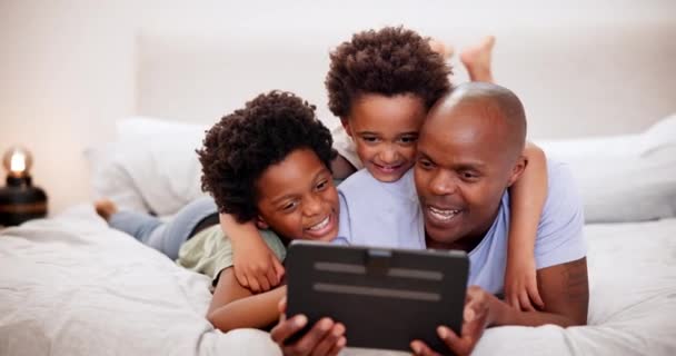 Αφρικανός Πατέρας Χαμόγελο Και Παιδιά Στο Tablet Στην Κρεβατοκάμαρα Μάθηση — Αρχείο Βίντεο