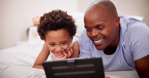 幸せな黒人の子供と寝室のタブレット インターネットで漫画を学んだり見たりします アフリカの子供 テクノロジーと父 ベッドで ウェブサイトアプリと一緒に話す 自宅でのビデオ通話でリラックスまたは絆 — ストック動画