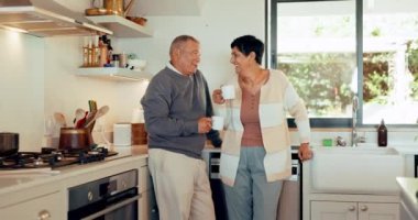 Yaşlı bir çift, mutfakta kahve ve iletişimle konuşuyor, emeklilikte aşk ve mutlulukla kaynaşıyor. Emeklilik, evlilik ve hayat arkadaşı, evdeki erkek ve kadın, sohbet ve rutin.
