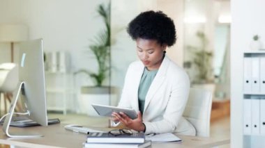 Yeni başlayan bir şirkette başarılı olmak için hırslı Afrikalı kadın profesyonel duygular. İnternet üzerinden dijital tablet kullanarak proje stratejisi araştıran siyah bir iş kadınının portresi