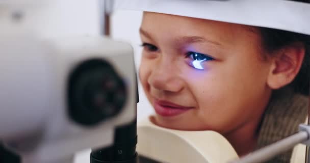 Perawatan Kesehatan Oftalmoloskop Dan Anak Untuk Penglihatan Untuk Tes Mata — Stok Video