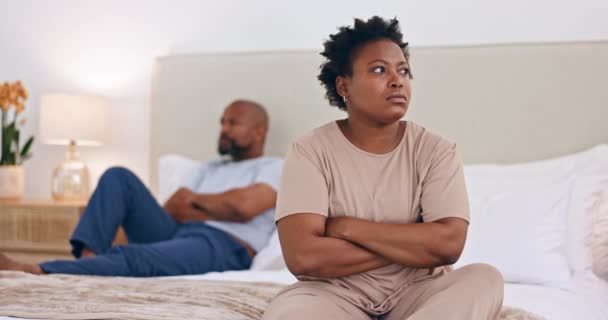 混乱した黒人のカップルは 意見の相違 家庭での紛争でベッドで戦い 離婚します アフリカの女性は 寝室の紛争で男性を無視します 不倫や家での有毒な関係の分解 — ストック動画