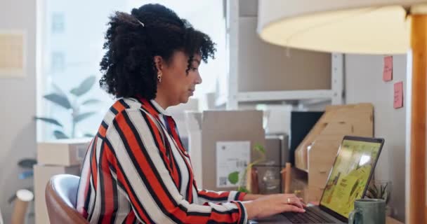 Kadın Ofisteki Bilgisayarla Gülüyor Daktilo Ediyor Moda Tasarımcısı Firması Ecommerce — Stok video