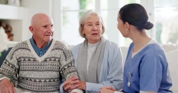 Atención Médica Chequeo Una Enfermera Hablando Con Una Pareja Ancianos — Vídeos de Stock