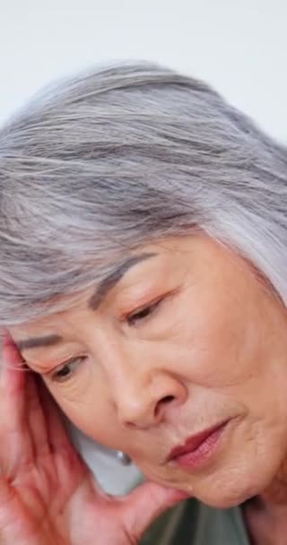 Oudere Vrouw Stress Hoofdpijn Met Frustratie Gezicht Aziatisch Met Geestelijke — Stockvideo