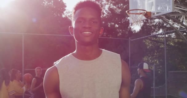 Щасливий Чорний Чоловік Баскетбол Командний Спорт Друзями Фізичних Вправ Гри — стокове відео