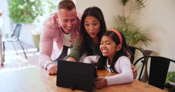 Γονείς Κορίτσι Παιδί Και Tablet Για Παιχνίδια Μαθαίνοντας Streaming Βίντεο — Αρχείο Βίντεο