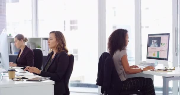 Computador Grupo Mulheres Coworking Escritório Digitando Negócios Line Empresa Startup — Vídeo de Stock