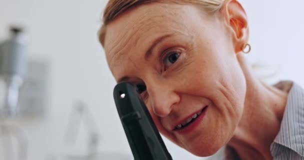 Instrumentos Exame Ocular Mulher Face Optometrista Para Teste Visão Suporte — Vídeo de Stock