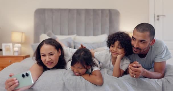 Selfie Bett Und Familie Mit Einem Lächeln Entspannt Und Fröhlich — Stockvideo