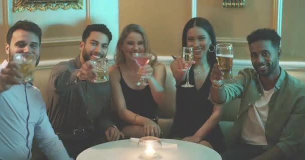 Gente Feliz Cara Bebida Para Brindar Discoteca Luz Oscura Led — Vídeo de stock