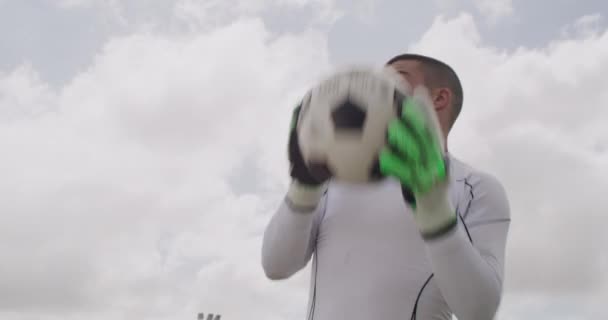 Бросок Спорт Вратарь Футбольным Мячом Сохранить Игре Открытом Воздухе Тренировки — стоковое видео