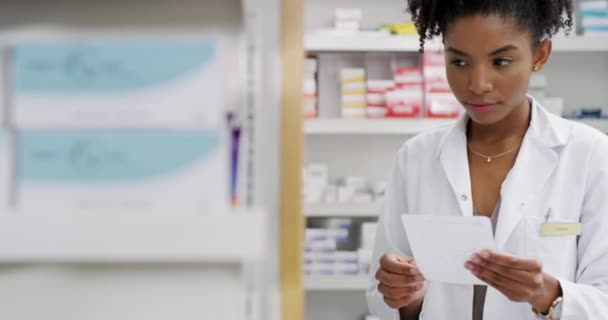 Pharmacist Woman Pharmacy Shelf Prescription Paper Stock Management Search Medical — Stock Video