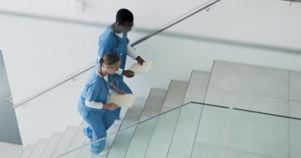 Sprechende Geschäftige Und Ärzte Die Krankenhaus Oder Auf Treppen Für — Stockvideo