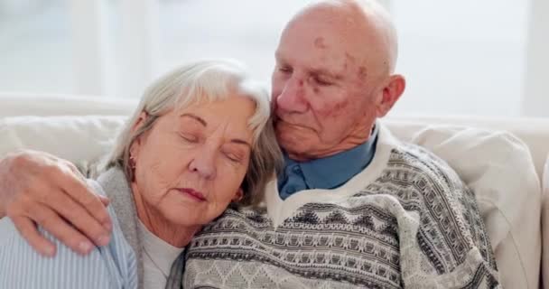 Kärlek Omsorg Och Senior Par Kramas Soffa Vardagsrummet För Komfort — Stockvideo