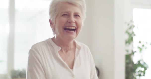 Seniorin Entspannt Und Lachend Oder Gesicht Humor Und Komik Altenpflegeheim — Stockvideo