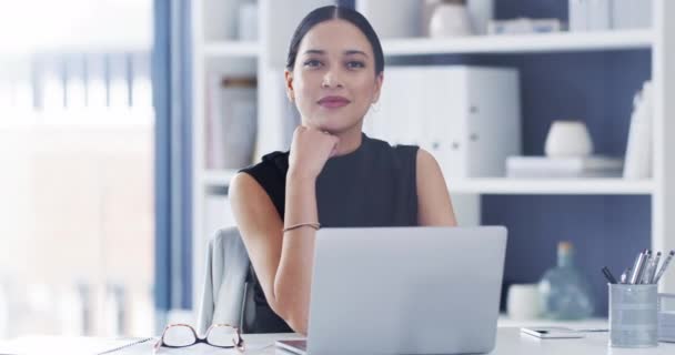 Twarz Kobieta Biznesu Uśmiech Laptopie Biurze Dla Kariery Zawodowej Dumy — Wideo stockowe