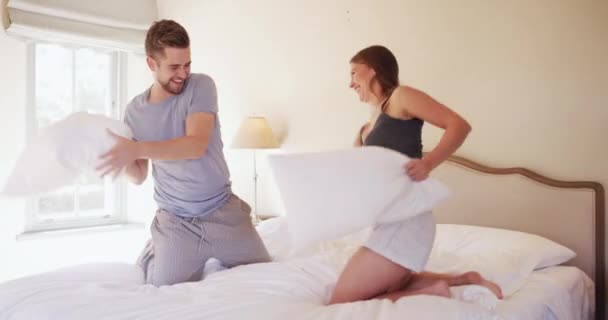 Sorriso Travesseiro Jovem Casal Uma Cama Apartamento Moderno Para Ligação — Vídeo de Stock