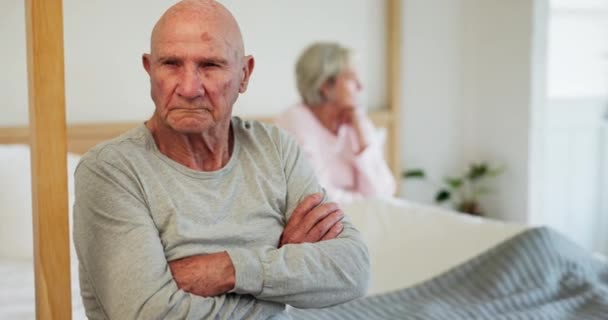 Boşanma Anlaşmazlık Yatak Odasında Yaşlı Bir Çift Evlilik Krizi Evde — Stok video