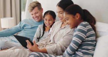 Rahatla, tablet ve sabah ailenle yatak odasında internet sitesi ve sosyal medya için. Oyun, internet ve internet için evde ebeveynler ve çocuklarla mutlu, elkazanımlı ve teknoloji.