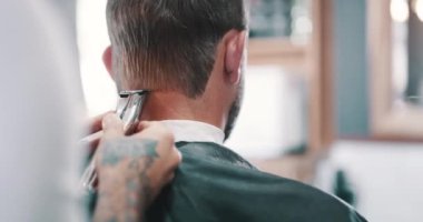 Saç bakımı, saç kesimi ve kırpma makinesi, tarak ve küçük işletmelerde moda saç kesimi için aletleri olan bir adam. Moda, berber ve müşteri tımar hizmeti, yaratıcı saç stili veya profesyonel saç kesimi için sandalyede.
