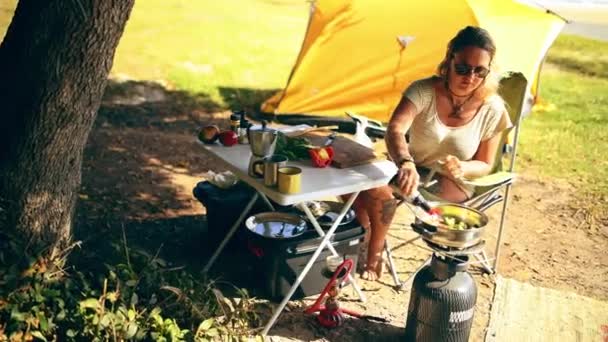 Kobieta Gotowanie Patelnia Zewnątrz Obozu Sos Przygotowanie Żywności Przyrodzie Namiot — Wideo stockowe