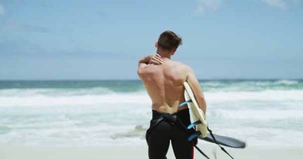 Surfer Ból Barku Plaży Deską Surfingową Turysta Przygody Wakacje Hobby — Wideo stockowe