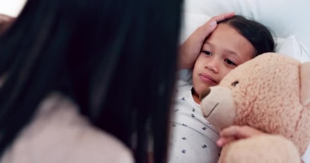 Женщина Больной Ребенок Постели Комфортом Холода Домашнего Очага Плюшевым Мишкой — стоковое видео