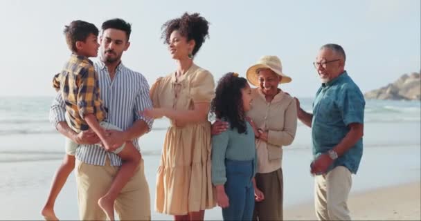 Familia Feliz Hablar Unirse Playa Amor Naturaleza Para Relajarse Para — Vídeos de Stock