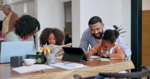Familje Studie Eller Distansarbete Med Föräldrar Och Barn Vid Ett — Stockvideo