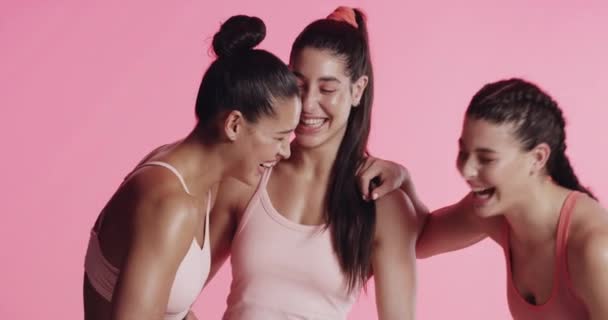 Fitness Přátelé Ženy Komiksem Studiu Smějí Sbližují Baví Růžovém Pozadí — Stock video