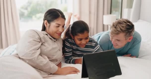 Ευτυχισμένος Tablet Και Πρωί Την Οικογένεια Στην Κρεβατοκάμαρα Για Streaming — Αρχείο Βίντεο