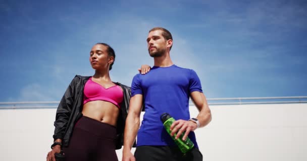 Twarz Szczęśliwy Para Mieście Fitness Butelki Wody Treningu Treningu Lub — Wideo stockowe