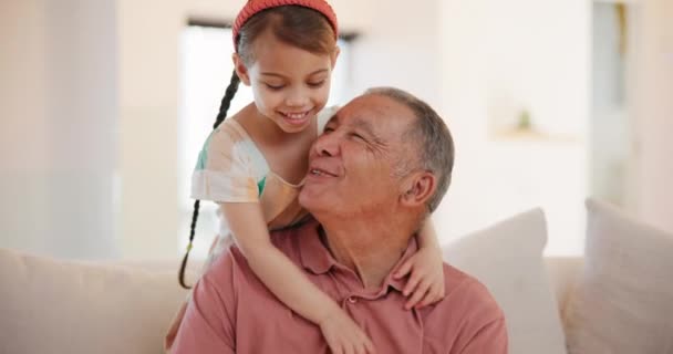 Grand Parent Enfant Embrasser Avec Sourire Canapé Grand Père Avec — Video