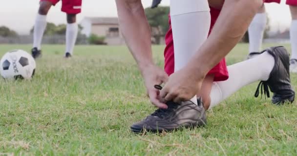 Ισοπαλία Άνθρωπος Χέρια Του Ποδοσφαιριστή Παπούτσια Στο Γήπεδο Ποδοσφαίρου Στην — Αρχείο Βίντεο