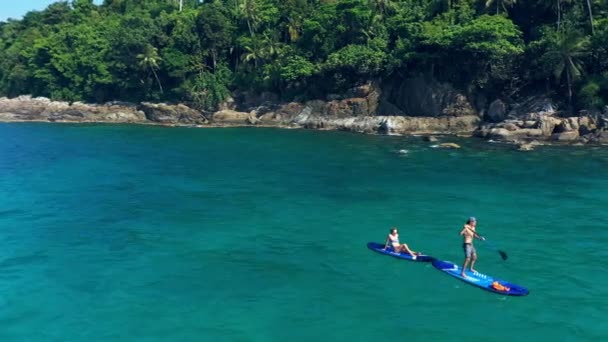 Oceaan Eiland Paar Peddelen Van Drone Met Blauw Water Vrijheid — Stockvideo