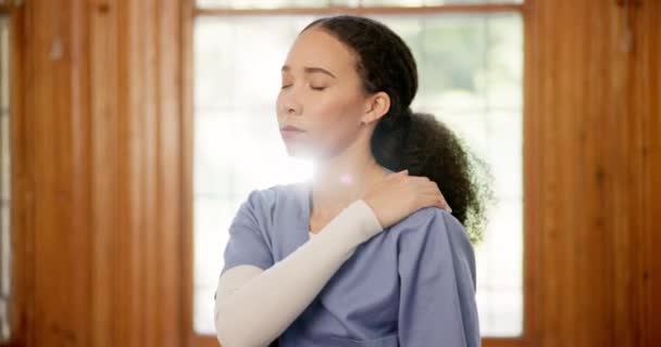 Nurse Woman Shoulder Pain Sick Injury Nursing Home Emergency Stress — Stock Video