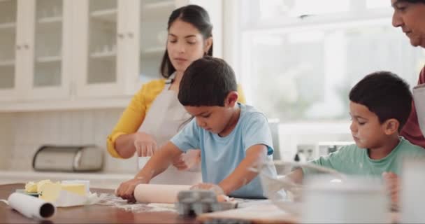 Nauka Pieczenie Dzieci Babcią Matką Kuchni Słodycze Lub Deser Nauczanie — Wideo stockowe